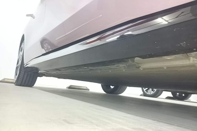 Used AION RT 2025 650 LiDAR Edition Right Side Sill