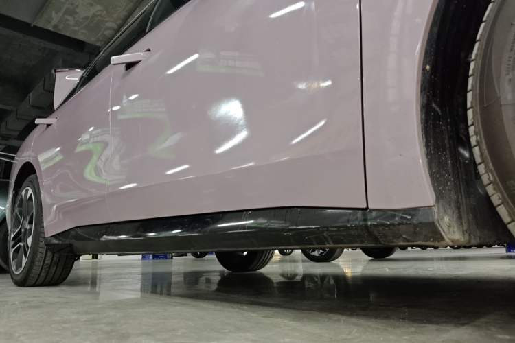 Used AION RT 2025 650 LiDAR Edition Right Side Sill