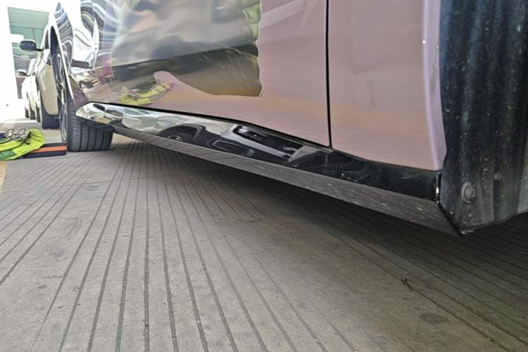 Used AION RT 2025 650 LiDAR Edition Right Side Sill
