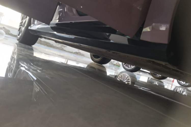 Used AION RT 2025 650 LiDAR Edition Right Side Sill