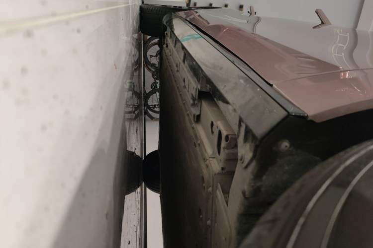 Used AION RT 2025 650 LiDAR Edition Right Side Sill