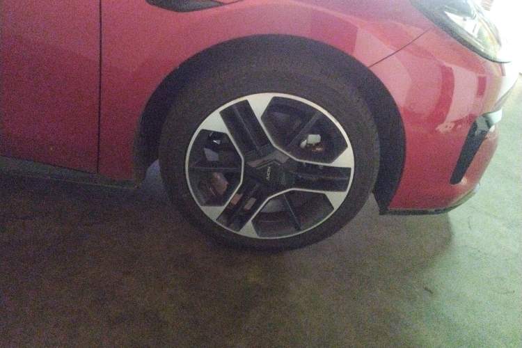Used AION RT 2025 650 LiDAR Edition Right Front Wheel Hub