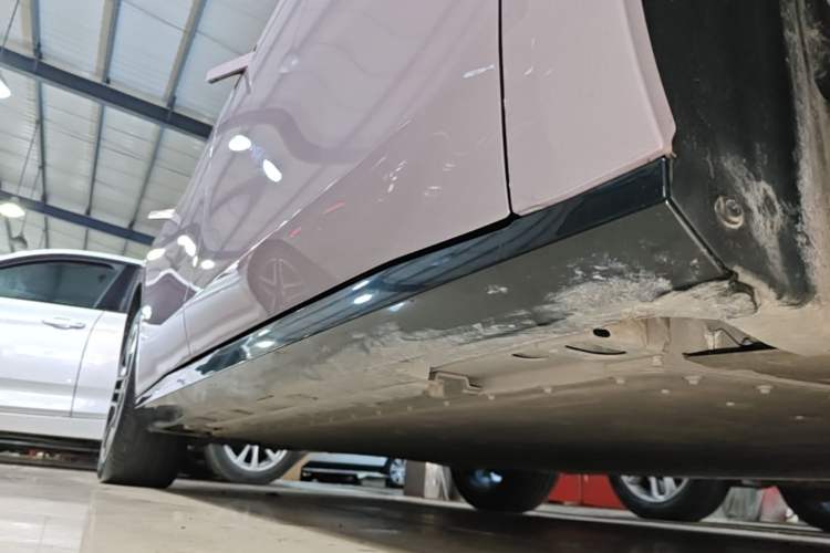 Used AION RT 2025 650 LiDAR Edition Right Side Sill