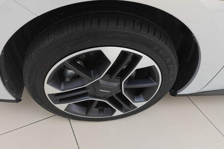 Used AION RT 2025 650 LiDAR Edition Left Front Wheel Hub