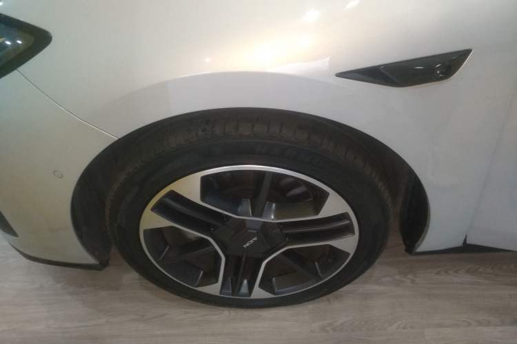 Used AION RT 2025 650 LiDAR Edition Left Front Wheel Hub