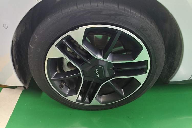 Used AION RT 2025 650 LiDAR Edition Left Front Wheel Hub