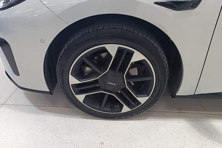 Used AION RT 2025 650 LiDAR Edition Left Front Wheel Hub