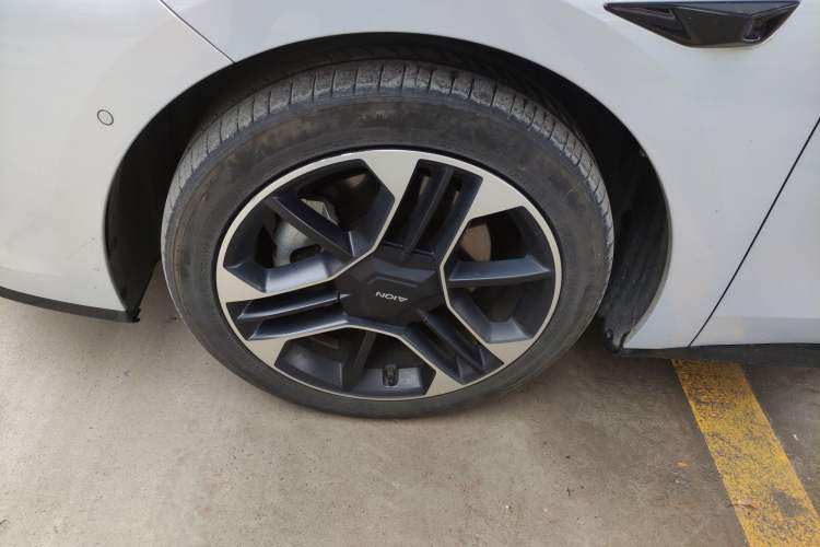 Used AION RT 2025 650 LiDAR Edition Left Front Wheel Hub
