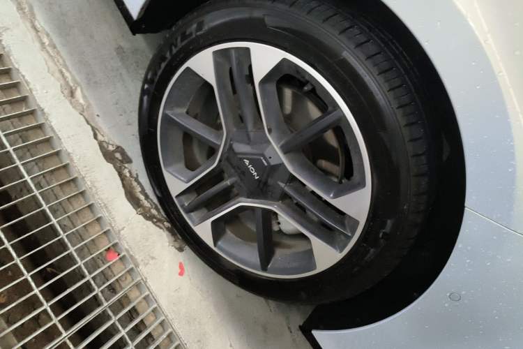 Used AION RT 2025 650 LiDAR Edition Right Front Wheel Hub
