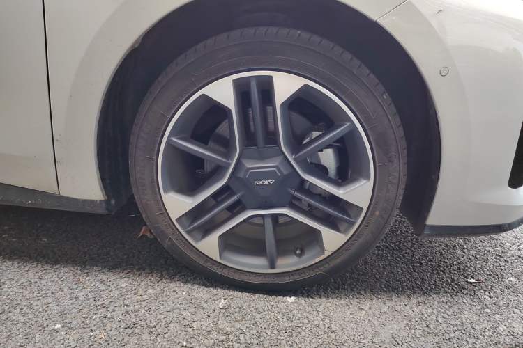 Used AION RT 2025 520 LiDAR Edition Right Front Wheel Hub