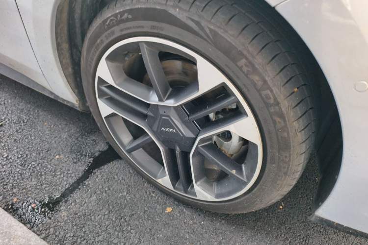 Used AION RT 2025 520 LiDAR Edition Right Front Wheel Hub