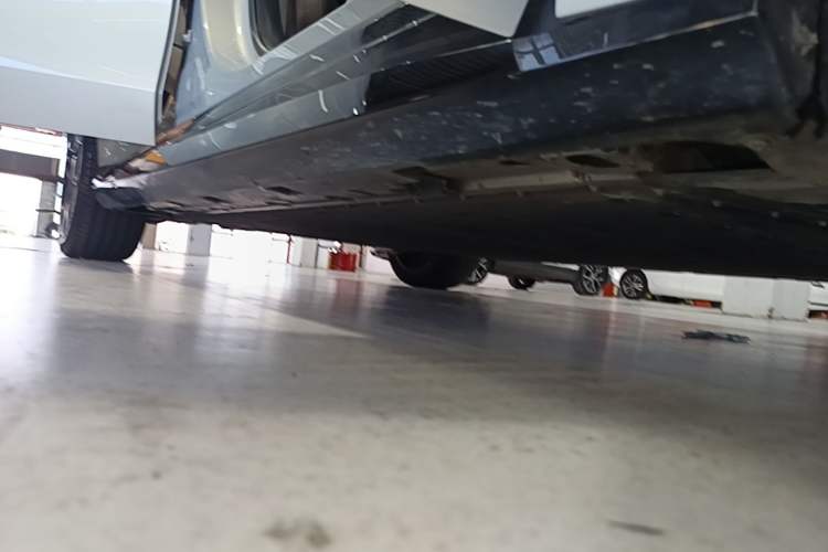Used AION RT 2025 650 LiDAR Edition Right Side Sill