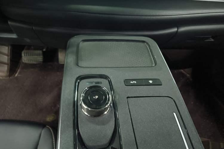 Used AION S 2022 Xuan 580 58.8 kWh ternary lithium Gear Lever