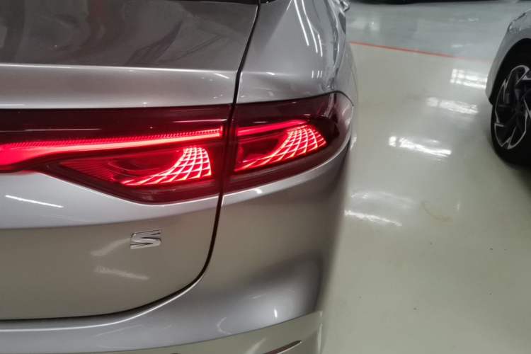 Used AION S 2023 Meizu 580 Lithium Iron Phosphate Right Rear Taillight