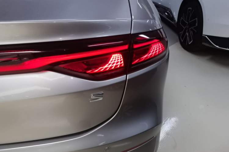 Used AION S 2023 Meizu 580 Lithium Iron Phosphate Right Rear Taillight