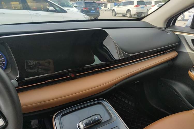 Used AION S 2023 Meizu 580 Lithium Iron Phosphate Center Console