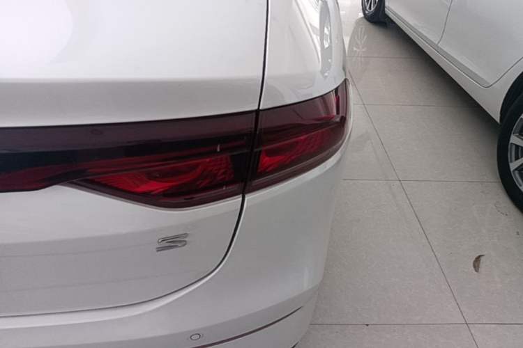 Used AION S 2023 Meizu 580 Lithium Iron Phosphate Right Rear Taillight