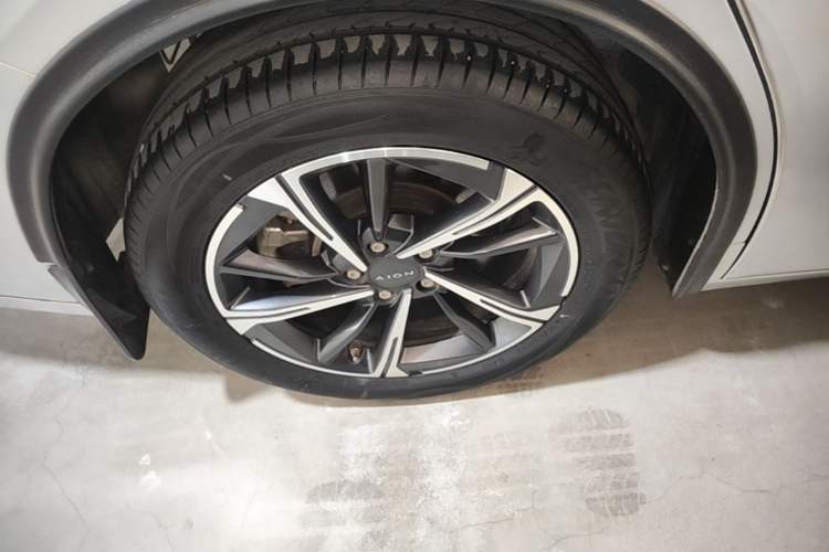 Used AION S MAX 2025 70 Star Edition 53.7 kWh Right Rear Wheel Hub