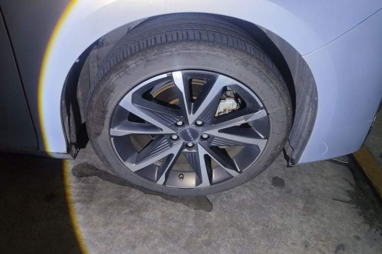 Used AION S Plus 2021 70 Tech Edition Right Front Wheel Hub