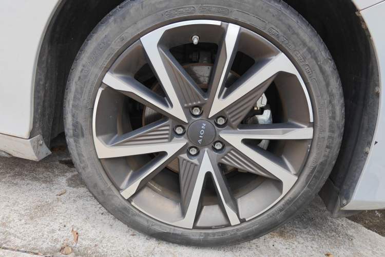 Used AION S Plus 2021 70 Tech Edition Right Front Wheel Hub