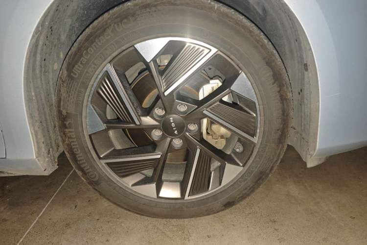 Used AION S Plus 2022 80 Tech Edition Right Front Wheel Hub