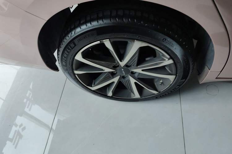 Used AION S Plus 2022 80 Intelligent Driving Version Right Rear Wheel Hub