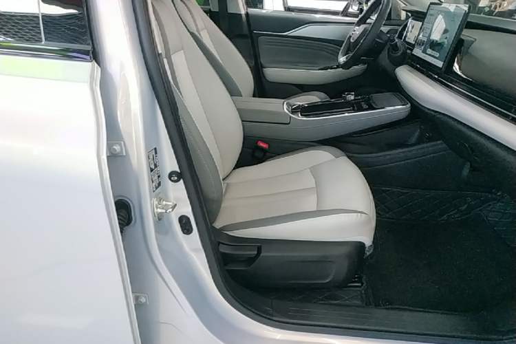 Used AION S Plus 2022 70 Executive Edition Right Front Seat