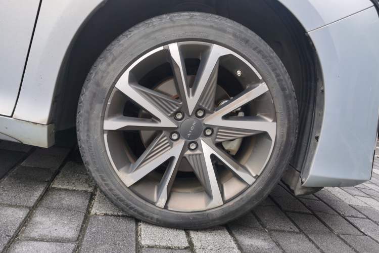 Used AION S Plus 2022 80 Tech Edition Right Front Wheel Hub