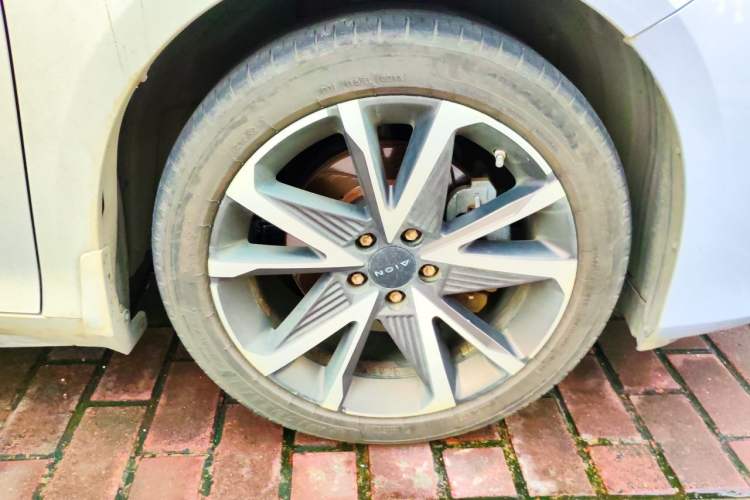 Used AION S Plus 2022 80 Tech Edition Right Front Wheel Hub