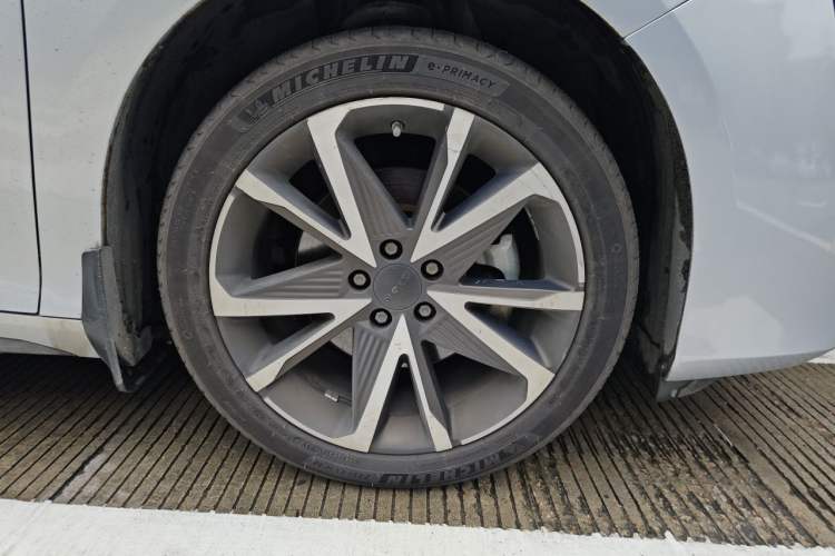 Used AION S Plus 2022 80 Tech Edition Right Front Wheel Hub