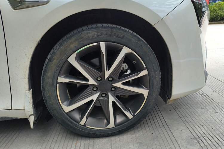 Used AION S Plus 2022 80 Tech Edition Right Front Wheel Hub