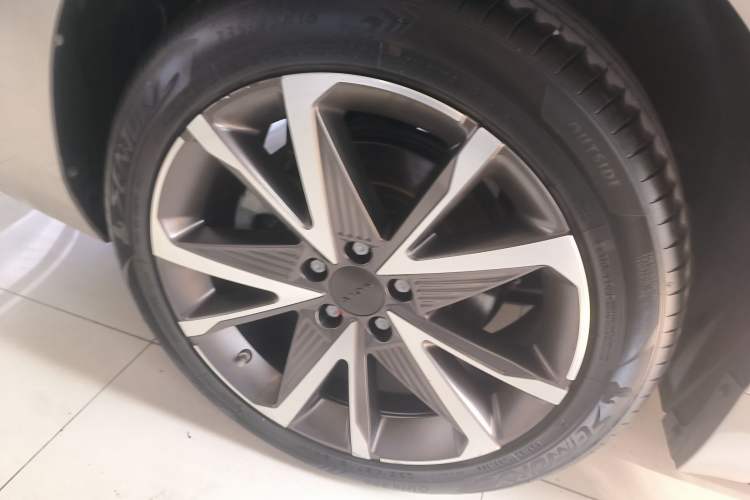 Used AION S Plus 2023 70 Intelligent Edition Lithium Iron Phosphate Right Rear Wheel Hub