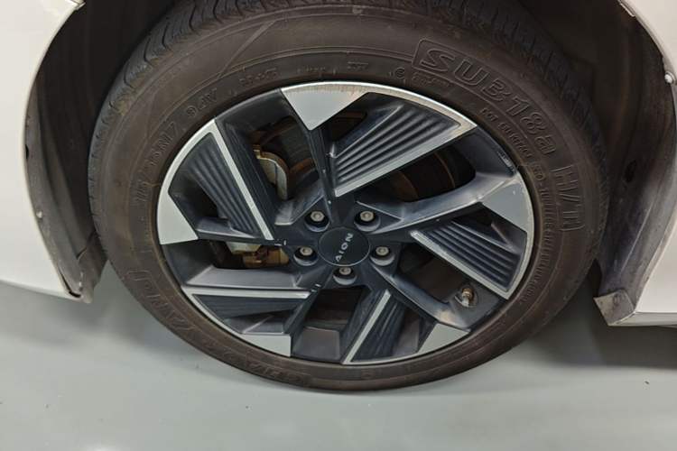 Used AION S Plus 2023 70 Enjoy Edition Lithium Iron Phosphate Left Front Wheel Hub