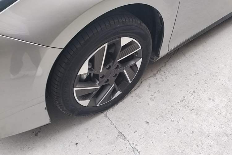 Used AION S Plus 2025 Travel Edition 53.241 kWh Left Front Wheel Hub