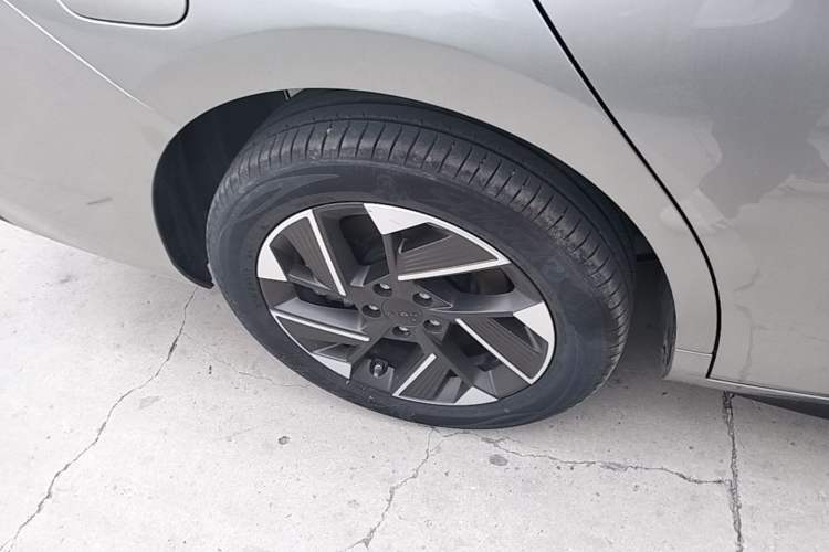 Used AION S Plus 2025 Travel Edition 53.241 kWh Right Rear Wheel Hub