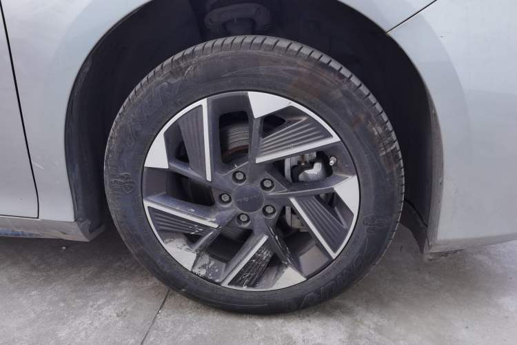 Used AION S Plus 2025 Travel Edition 52.998 kWh Right Front Wheel Hub