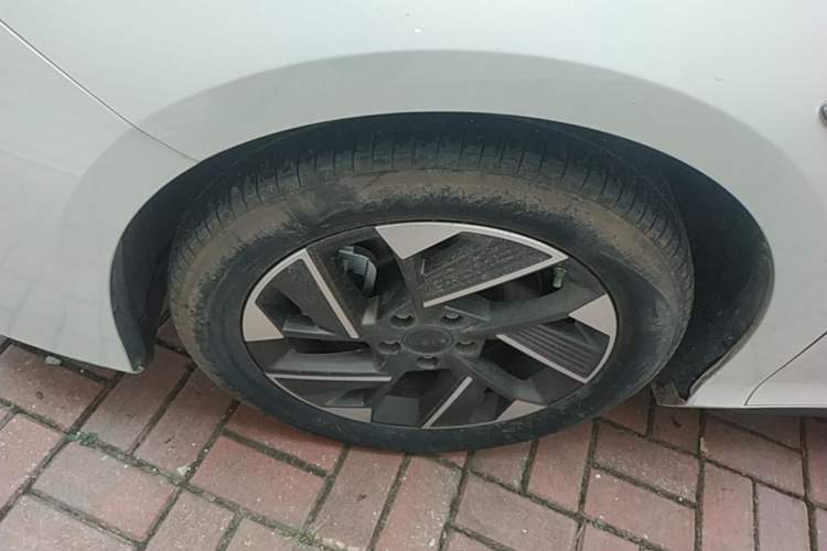 Used AION S Plus 2025 Travel Edition 53.241 kWh Left Front Wheel Hub
