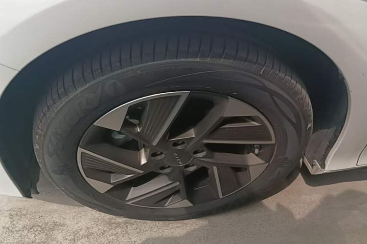 Used AION S Plus 2025 Travel Edition 53.241 kWh Left Front Wheel Hub