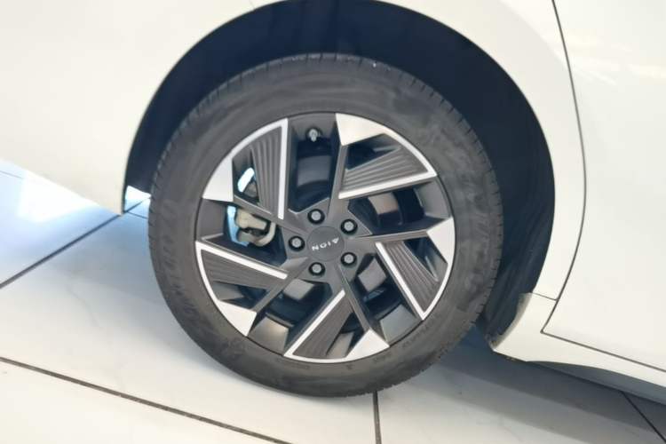 Used AION S Plus 2025 Travel Edition 53.241 kWh Right Rear Wheel Hub