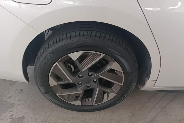 Used AION S Plus 2025 Travel Edition 53.241 kWh Right Rear Wheel Hub