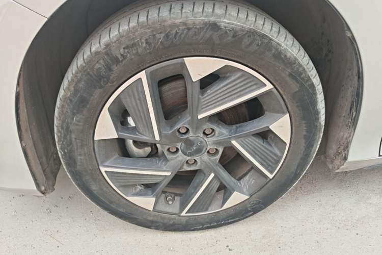 Used AION S Plus 2025 Travel Edition 53.241 kWh Left Front Wheel Hub