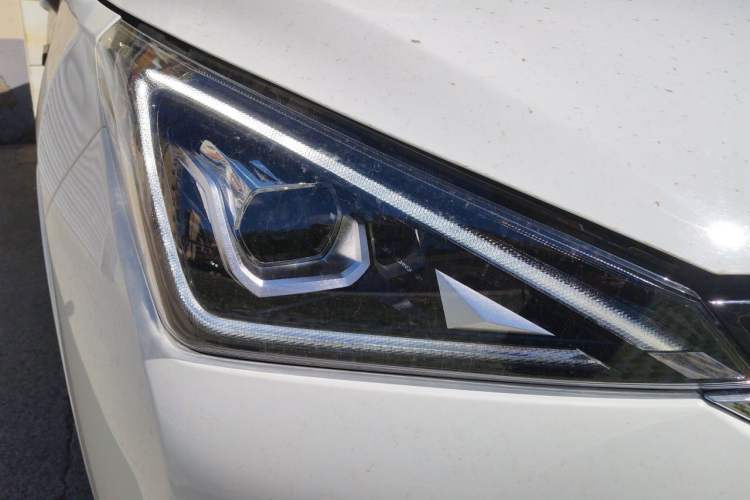 Used AION Trumpchi GE3 2018 530 Internet Enjoyment Version Right Front Headlight