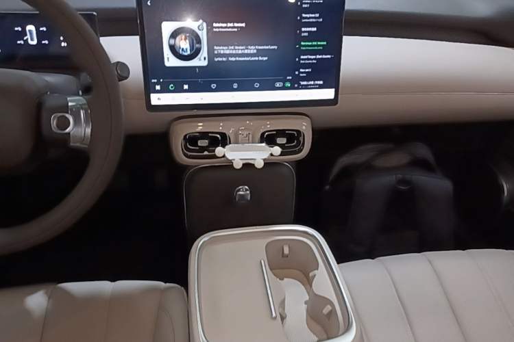 Used AION UT 2025 420 Intelligent Luxury Edition Audio And AC Panel