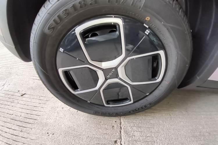 Used AION UT 2025 330 Starlight Edition Right Rear Wheel Hub