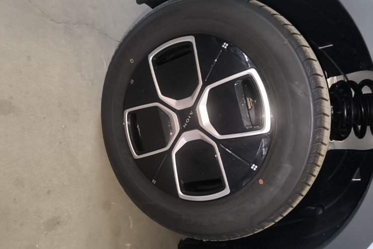 Used AION UT 2025 330 Starlight Edition Left Front Wheel Hub