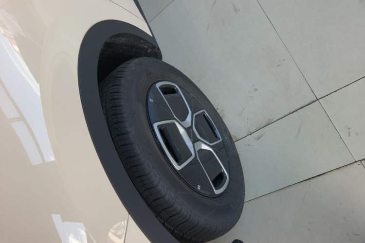 Used AION UT 2025 330 Starlight Edition Exterior 4
