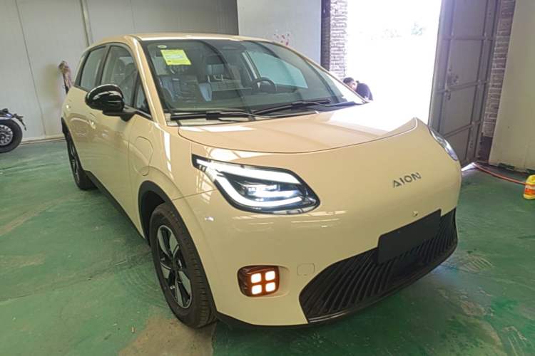 Used AION UT 2025 420 Intelligent Luxury Edition Front Right 45 Deg