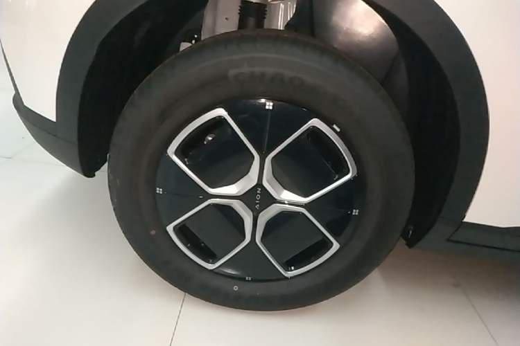 Used AION UT 2026 Model 320 Starlight Edition Right Rear Wheel Hub