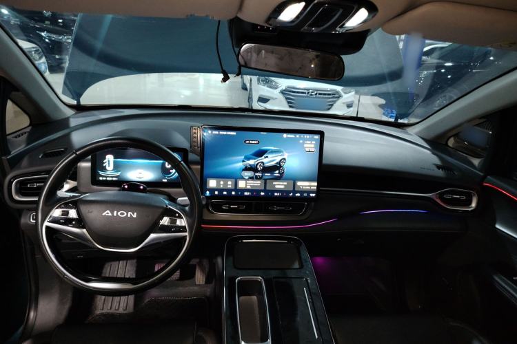 Used AION V 2023 Plus 80 Smart Enjoyment Seven-Seater Edition Ternary Lithium Center Console