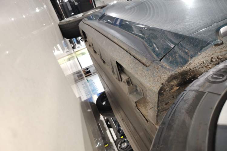 Used AION V 2023 Plus 80 Smart Enjoyment Seven-Seater Edition Ternary Lithium Right Side Sill
